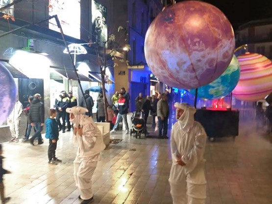 Pasacalles con planetas hinchables