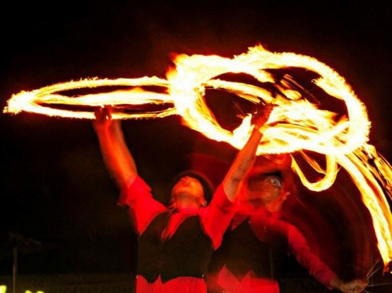 Espectáculo de noche con fuego
