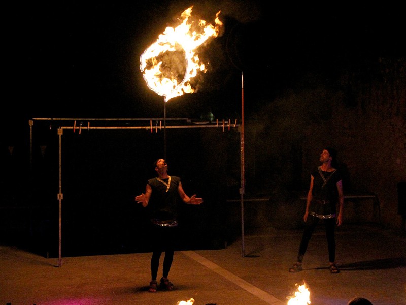 Theatre with juggling and fire