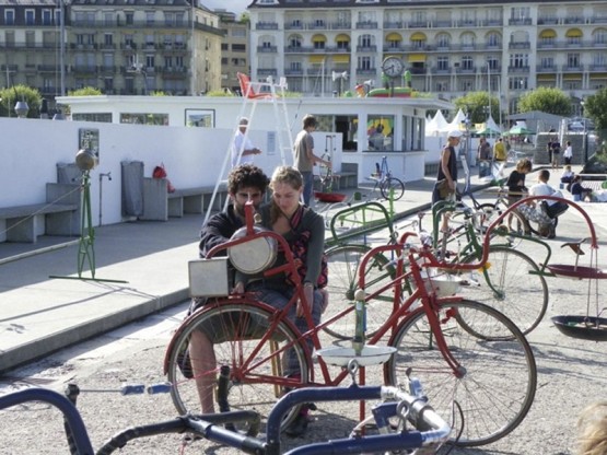 Juegos infantiles con bicicletas reutilizadas