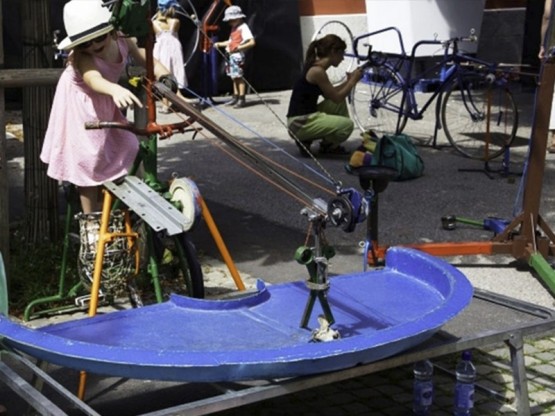 Material reciclado juegos con bicicletas