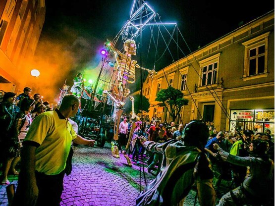 Esqueleto gigante con luces