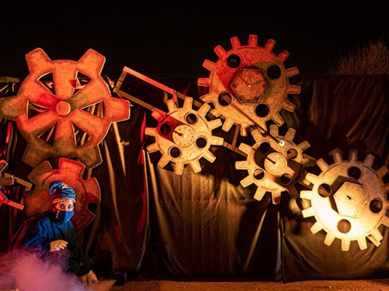 Decoració amb engranatges teatrals