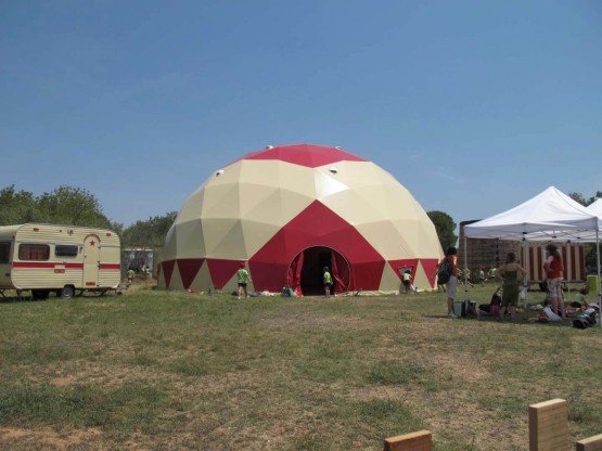 Carpa de cúpula geodésica