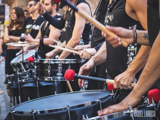 Batucada con instrumentos de vientos