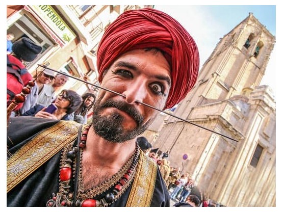 Fakir, perforacions, foc i trucs