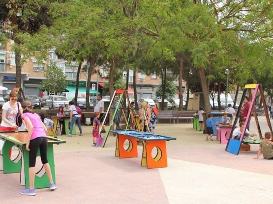 Ludoteca de puertas en la calle